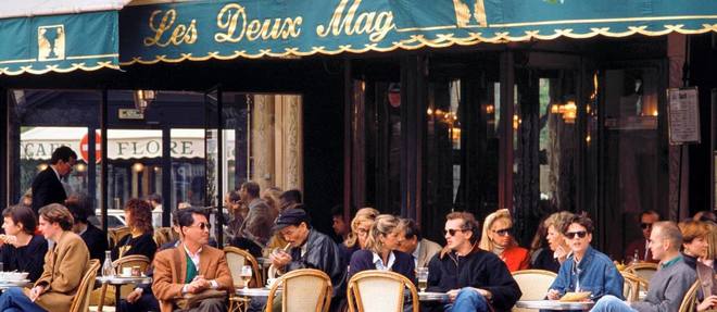 La terrasse du cafe germanopratin des Deux Magots, dans le 6e arrondissement parisien.