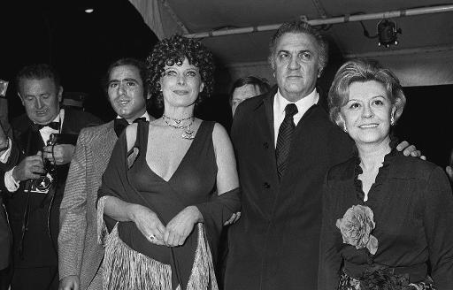 Magali Noël (g) avec le réalisateur Federico Fellini (c) et la femme de ce dernier, Giulietta Masina (d), le 10 mai 1974 au festival de Cannes ©  AFP
