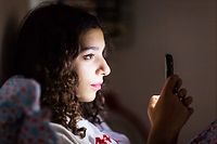Une jeune fille de la génération Y avec son smartphone (illustration). ©VOISIN/PHANIE