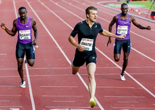 Le sprinteur francais Christophe Lemaitre (c) franchit en vainqueur la ligne d'arrivee du 200 m de la reunion d'Oslo, le 11 juin 2015