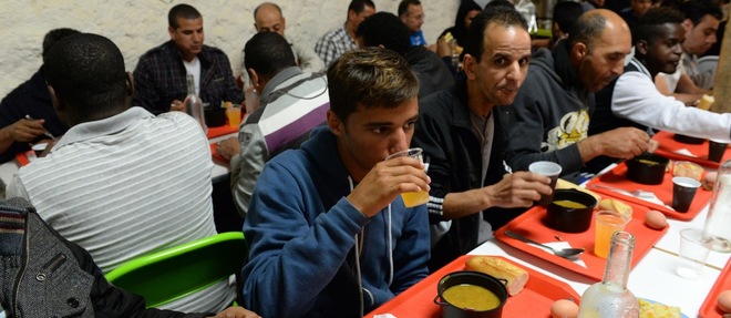 Pendant le ramadan, l'association Graine de solidarite a Bordeaux distribue jusqu'a 300 repas aux sans-abri, musulmans ou non.