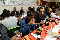 Pendant le ramadan, l'association Graine de solidarité à Bordeaux distribue jusqu'à 300 repas aux sans-abri, musulmans ou non. ©MEHDI FEDOUACH