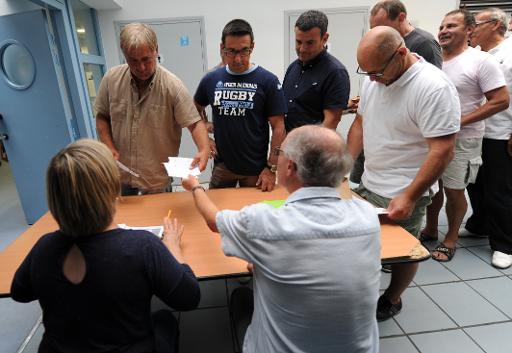 Les membres associes de l'Aviron Bayonnais s'inscrivent pour participer au vote sur la fusionavec Biarritz, le 26 juin 2015 a Bayonne