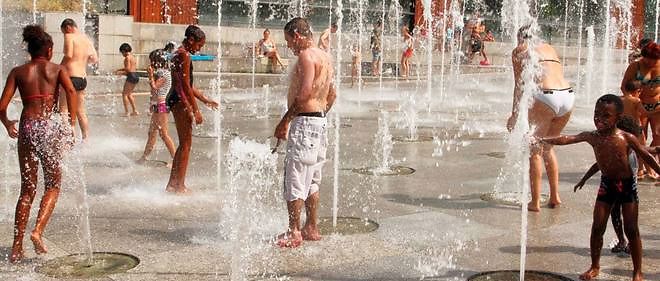 Des Parisiens a proximite de fontaines lors d'une vague de chaleur dans la capitale, Photo d'illustration.