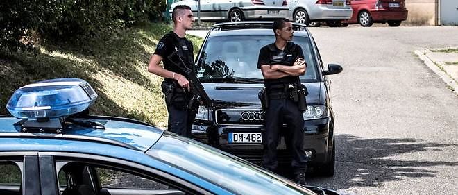 Des policiers a Saint-Quentin-Fallavier, pres de Lyon.