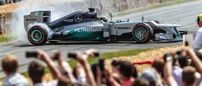 Lors du Festival de Goodwood, l'an dernier, avec l'une des Mercedes championne du monde des constructeurs a l'issue de la saison 2014 de F1.
