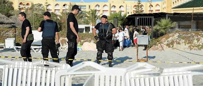 Des policiers sur la plage en face de l'Imperial Marhaba Hotel a Sousse.