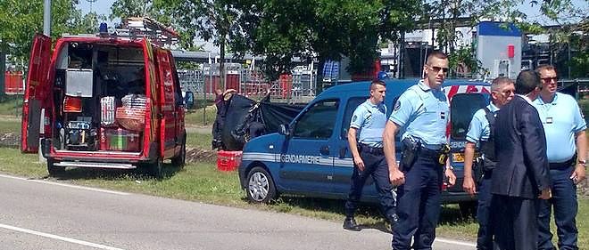 La police dresse un cordon de securite apres l'attaque contre une usine a Saint-Quentin-Fallavier dans l'Isere.