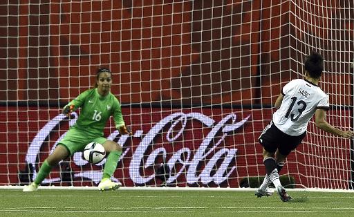 L'attaquante allemande Celia Sasic transforme un penalty contre la France en quart de finale du Mondial, le 26 juin 2015 à Montréal © Franck Fife AFP