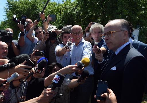 Le ministre de l'Intérieur Bernard Cazeneuve répond aux journalistes, près de l'entrée du site d'Air Products à Saint-Quentin-Fallavier, le 26 juin 2015 © PHILIPPE DESMAZES AFP