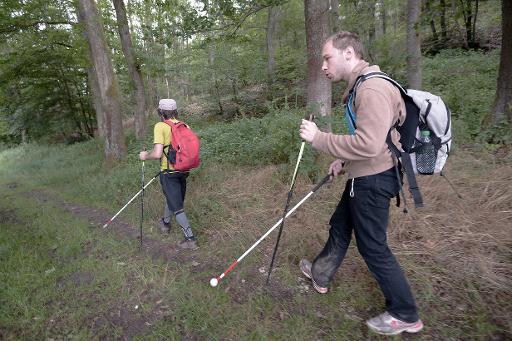 Des personnes aveugles participent a une randonnee avec le systeme de GPS "Navi'Rando", a Reipertswille le 25 juin 2015