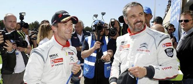 Les pilotes francais Citroen Yvan Muller (d) et Sebastien Loeb lors de la manche francaise du Championnat WTCC, le 19 avril 2014 au Castelllet (Var)