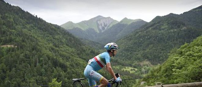 L'Italien Vincenzo Nibali, le 12 juin 2015 entre Saint-Bonnet-en-Champsaur et Villard-de-Lans