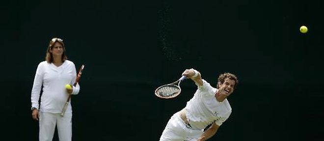 Le Britannique Andy Murray a l'entrainement avec son coach Amelie Mauresmo, le 26 juin 2015 au All England Tennis Club a Londres