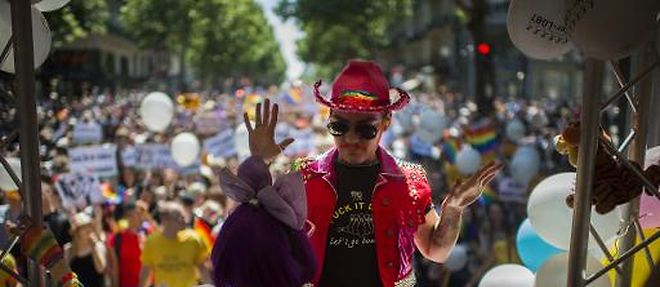 Des participants a la traditionnelle "gay pride" a Paris, le 27 juin 2015