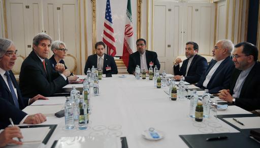 Le secrétaire d'Etat américain John Kerry (2e g) et son homologue iranien Mohammad Javad Zarif (2e à d) dans un hôtel de Vienne le 28 juin 2015 © Carlos Barbria Pool/AFP
