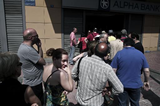 Des Grecs font la queue pour retirer de l'argent dans un distributeur, le 28 juin 2015 a Athenes