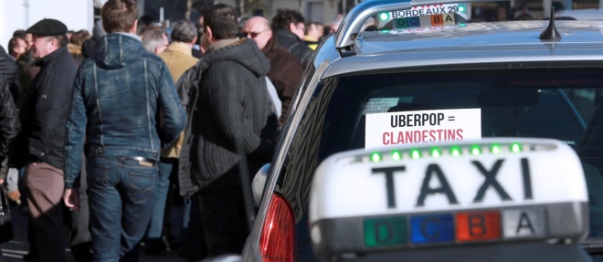 Quelque 400 taxis ont manifeste a Bordeaux, en fevrier dernier, pour s'oposer a l'arrivee de l'application Uber dans leur ville.