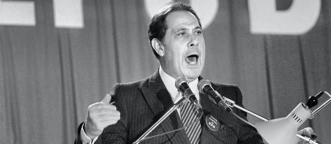 Charles Pasqua, president du groupe RPR au Senat, tient un discours a la tribune lors des assises nationales du RPR, a Toulouse le 24 janvier 1982.