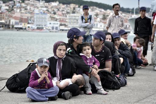 Des familles de migrants dans le port de Mytilène, sur l'île grecque de Lesbos, le 18 juin 2015 © LOUISA GOULIAMAKI AFP/Archives