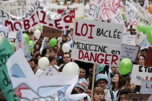 Les professions médicales se sont mobilisées contre la loi santé comme ici à Paris le 15 mars 2015 © Joel Saget AFP/Archives