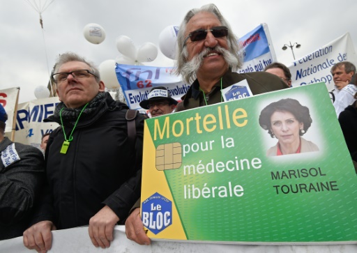 Les médecins libéraux, qui ont manifesté à Paris le 15 mars 2015 contre la loi santé, craignent un surcroît de travail administratif ou des retards de paiement © Dominique Faget AFP/Archives