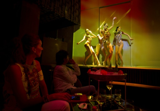 Des clients du restaurant "Heart" regardent un spectacle de danse, le 29 juin 2015 à Ibiza © JAIME REINA AFP
