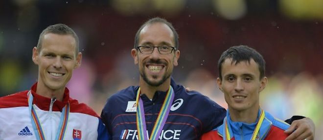 Le Francais Yohann Diniz (c) pose avec sa medaille d'or apres sa victoire dans le 50 km marche lors des Championnats d'Europe d'athletisme, le 15 aout 2014 a Zurich