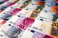 L'euro, « une monnaie qui ne convient ni à la culture de la Grèce ni à son niveau de compétitivité », selon le chroniqueur du « Point ».