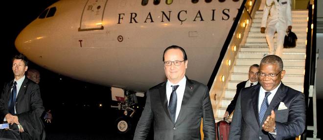 Le president francais arrive a Luanda accueilli par le ministre des Affaires etrangeres de l'Angola Georges Rebelo Chikoti.