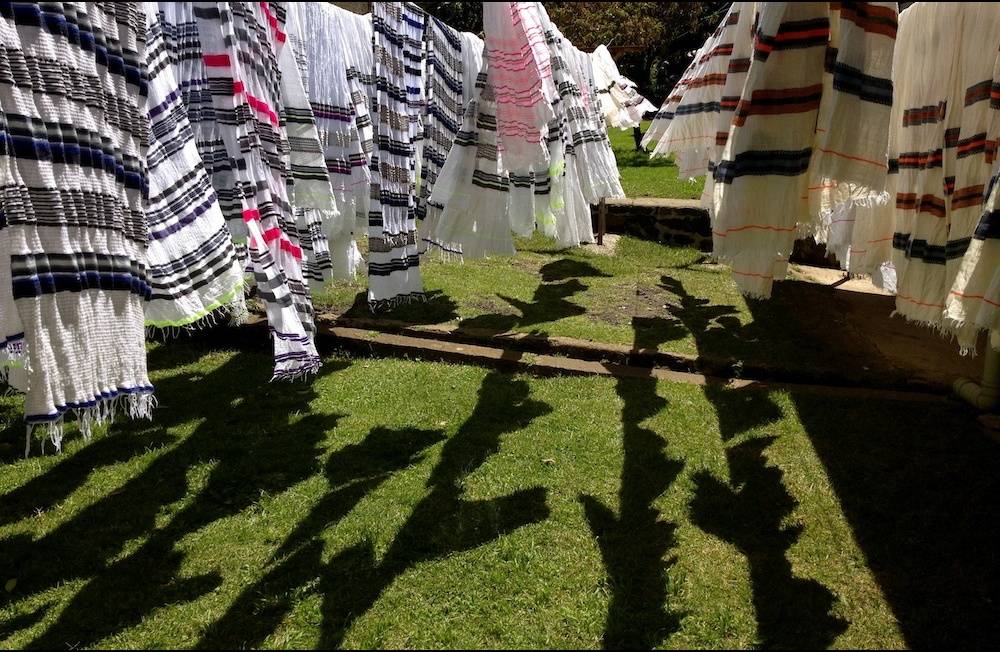 Dans les jardins des ateliers Muya, au nord d'Addis-abeba, la collection d'été de Lemlem sèche au soleil. Dans quelques semaines, elle fera le voyage vers l'Europe et les Etats-Unis".  ©  E. Courrèges