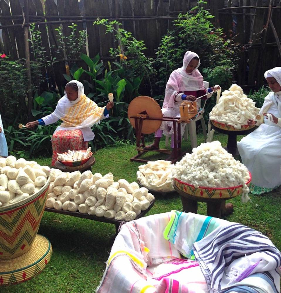 Dans les jardins des ateliers Muya, les femmes filent le coton qui sera ensuite confié aux tisserands, spécialistes du netela, le textile traditionnel éthiopien. ©  DR