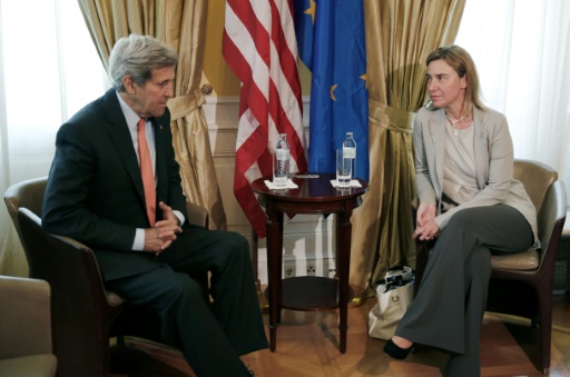 John Kerry avec la chef de la diplomatie européenne Federica Mogherini en marge des négociations sur le nucélarie iranien à Vienne, le 2 juillet 2015 © CARLOS BARRIA POOL/AFP