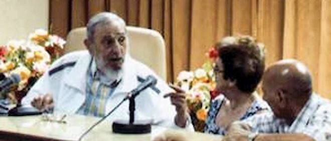 Handout picture released on July 4, 2015 by Cuban official website www.cubadebate.cu, showing Cuban former President Fidel Castro (L), during a visit to the Research Institute of Food Industry, on July 3, 2015. AFP PHOTO/cubadebate.cu    RESTRICTED TO EDITORIAL USE - MANDATORY CREDIT "AFP PHOTO / cubadebate.cu" - NO MARKETING NO ADVERTISING CAMPAIGNS - DISTRIBUTED AS A SERVICE TO CLIENTS