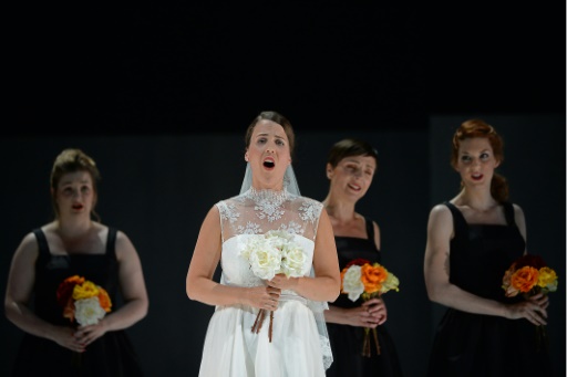 L'actrice irlandaise Jennifer Davis sur la scène du festival d'Aix-en-Provence, le 27 juin 2015 lors d'une représentation de l'opéra Svadba © BORIS HORVAT AFP