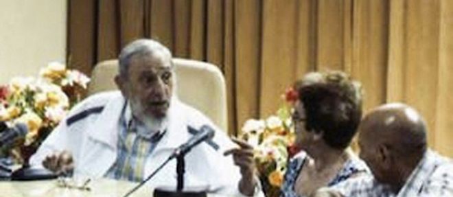 Photos diffusees le 4 juillet 2015 par le site officiel cubain www.cubadebate.cu, montrant l'ex-president Fidel Castro visitant un institut de recherche l'Institut de recherches de l'industrie alimentaire