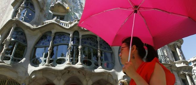 Des touristes visitent la Casa Battlo de Gaudi a Baercelone le 28 juin 2015