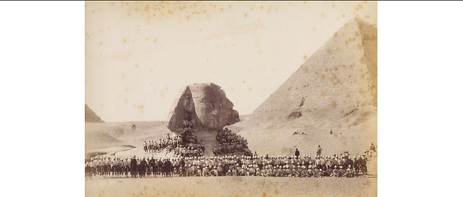 Anonyme, soldats ecossais devant le Sphinx de Giseh, vers 1882. Avec l'aimable autorisation de la collection Wouter Deruytter.