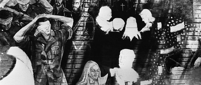 Photo d'une peinture murale prise le 15 juin 1980, sur les murs de l'ambassade des Etats-Unis a Teheran, representant les otages americains detenus depuis le 4 novembre 1979 au sein de l'ambassade.