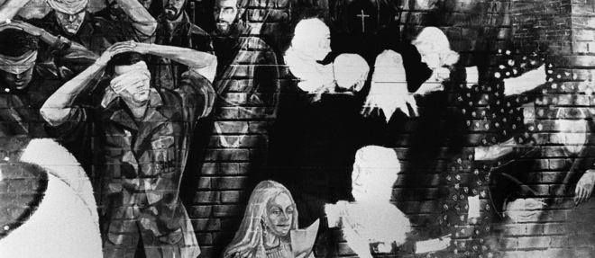 Photo d'une peinture murale prise le 15 juin 1980, sur les murs de l'ambassade des Etats-Unis a Teheran, representant les otages americains detenus depuis le 4 novembre 1979 au sein de l'ambassade.