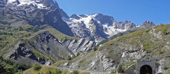 Un glissement de terrain d'une ampleur phenomenale touche le village de La Grave, dans les Hautes-Alpes.