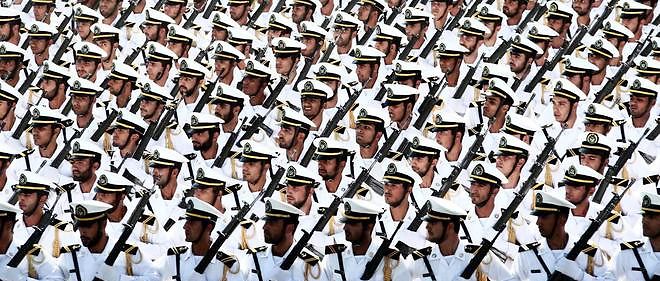 Les troupes navales iraniennes defilent a Teheran durant la parade militaire annuelle marquant l'anniversaire de la guerre Iran-Irak, en septembre 2014.
 