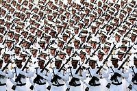 Les troupes navales iraniennes défilent à Téhéran durant la parade militaire annuelle marquant l'anniversaire de la guerre Iran-Irak, en septembre 2014.
  ©BEHROUZ MEHRI