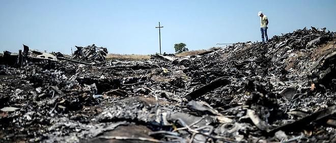 Le Boeing 777 de Malaysia Airlines a ete abattu le 17 juillet 2014 dans  l'est de l'Ukraine (ici, les debris sur le lieu du crash), au moment ou des combats opposaient separatistes  pro-russes et forces gouvernementales ukrainiennes dans cette zone.