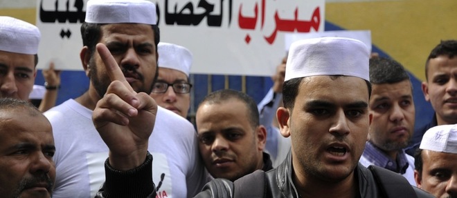 Des Algeriens de la communaute mozabite, groupe berbere minoritaire, manifestent a Alger (ici le 12 avril 2014) a la suite de la mort d'un des leurs et pour protester contre l'oppression qu'ils estiment subir de la part de population arabe algerienne.