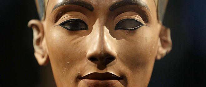 Le buste de la reine egyptienne Nefertiti, dont le nom signifie "La belle est arrivee".