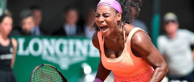 Serena Williams lors de sa performance contre l'Italienne Sara Errani a Roland-Garros, le 3 juin 2015.
