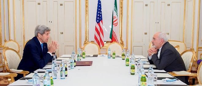 Le secretaire d'Etat americain John Kerry (a gauche) negociant avec le ministre iranien des Affaires etrangeres, Mohammad Javad Zarif, le 30 juin 2015 a Vienne. 
