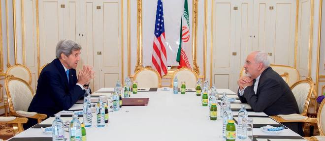 Le secretaire d'Etat americain John Kerry (a gauche) negociant avec le ministre iranien des Affaires etrangeres, Mohammad Javad Zarif, le 30 juin 2015 a Vienne. 