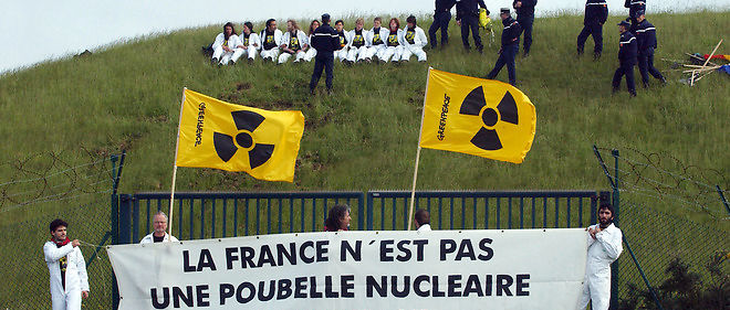 Des militants de l'association Greenpeace manifestent le 29 mai 2006 sur le site de l'Andra, centre de stockage de La Hague, pour protester contre l'enfouissement de dechets etrangers (photo d'illustration).
